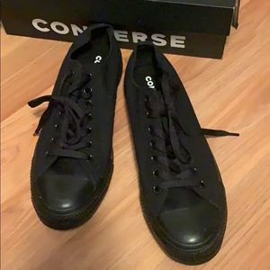NEVER-WORN pair of all black converse.